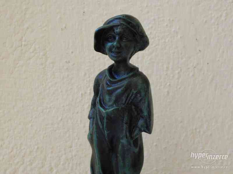 Chlapec - bronzová socha na mramoru - foto 2