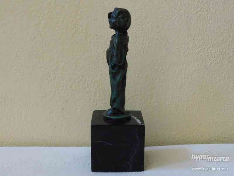 Chlapec - bronzová socha na mramoru - foto 3