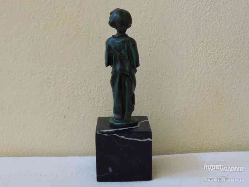 Chlapec - bronzová socha na mramoru - foto 4