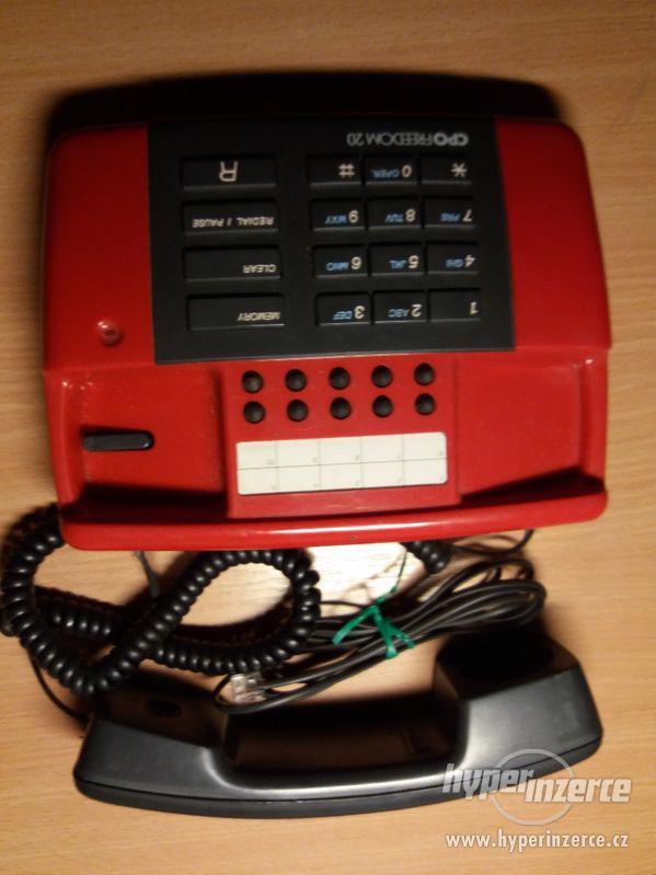 červený tlačítkový telefon - foto 1