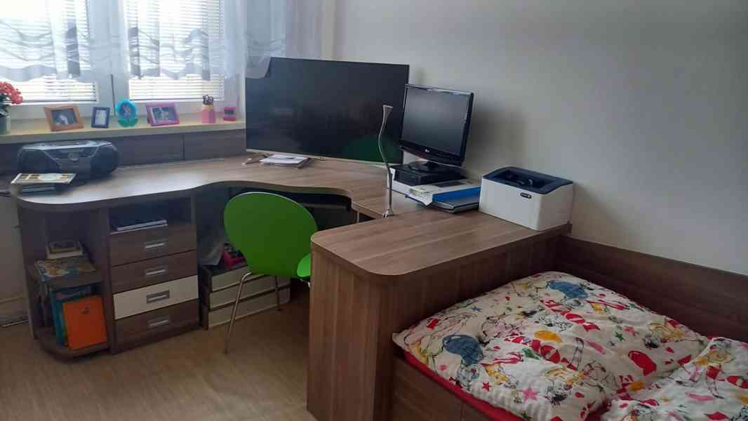 Studentský stůl a postel - foto 5