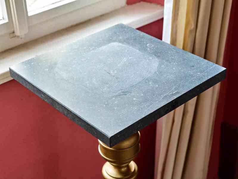 Podstavec s mramorovou deskou  - foto 3