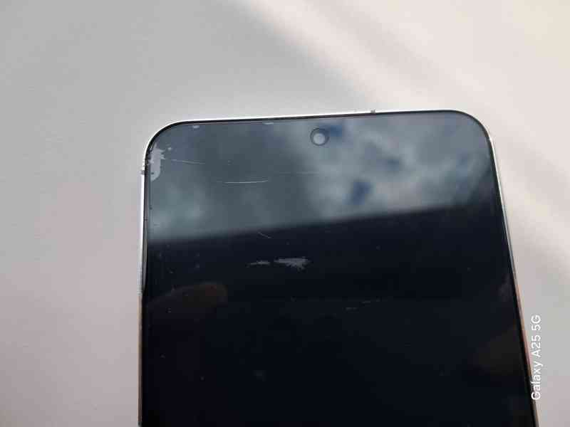 Samsung Galaxy S22 s prasklým rohem - foto 5
