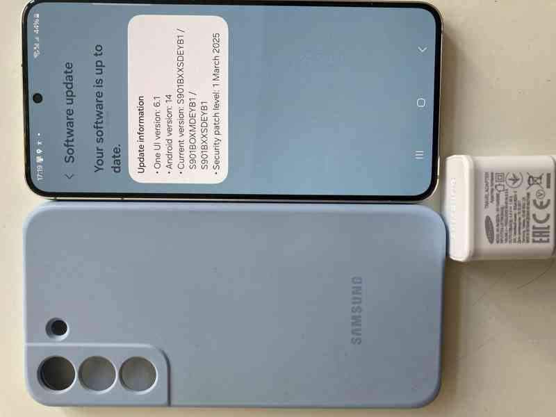 Samsung Galaxy S22 s prasklým rohem - foto 18