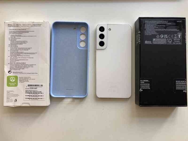 Samsung Galaxy S22 s prasklým rohem - foto 2