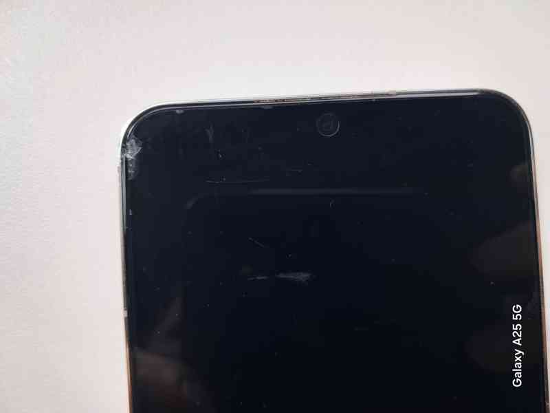 Samsung Galaxy S22 s prasklým rohem - foto 4