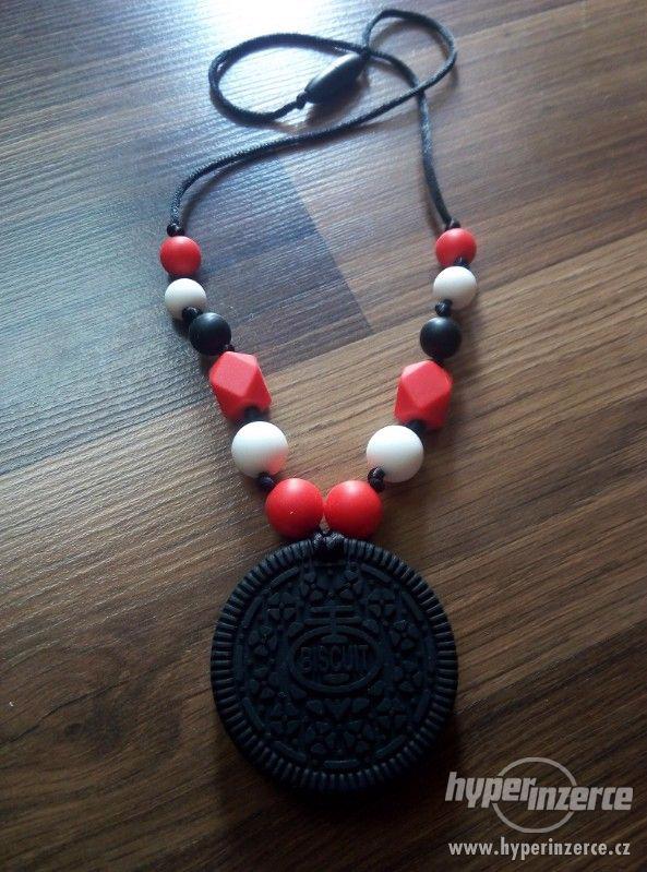 Červenobílý kojící náhrdelník s přívěskem - foto 2