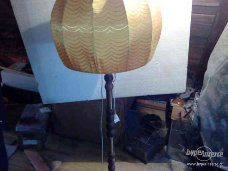 Starší stojací lampa - foto 1