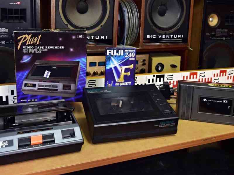 VHS video cassette tape rewinder cleaner převíječ VHS kazet