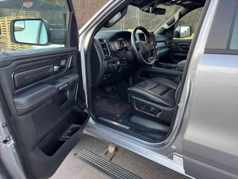 RAM 1500 5,7 V8 Limited Night Edition - foto 24