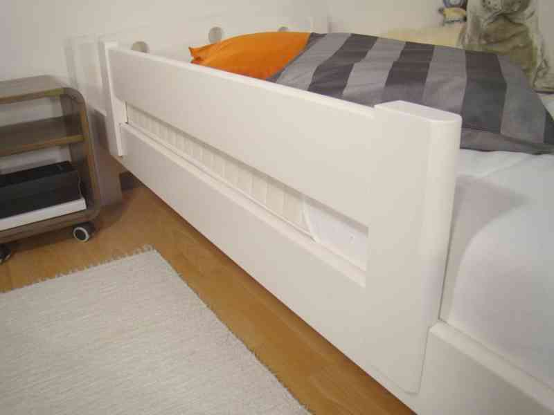 Bílá nasouvací zábrana UNI na postel - doprava zdarma - foto 1