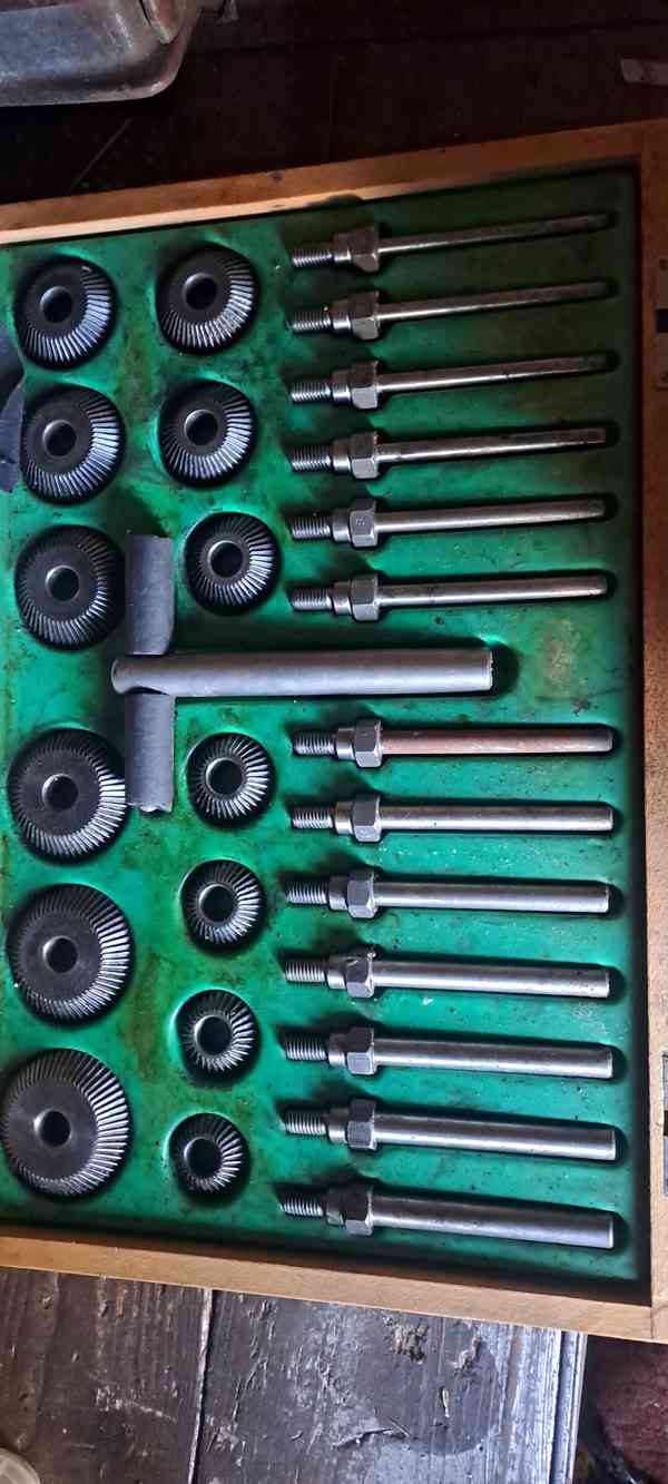 Závitníkové sady + Frézi na sedla ventilů cela sada zánovní - foto 2