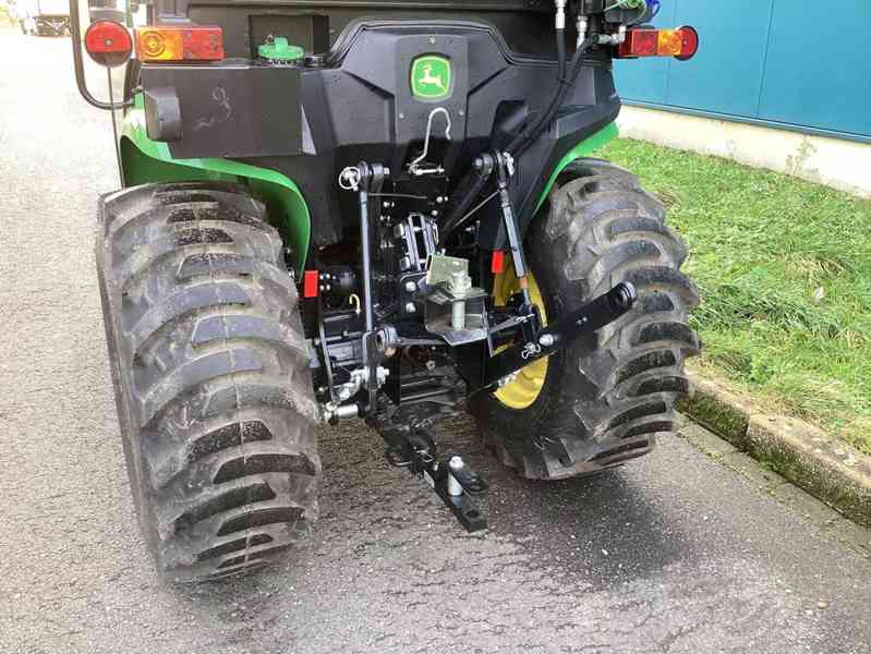 Traktor John Deere 3025E - foto 5