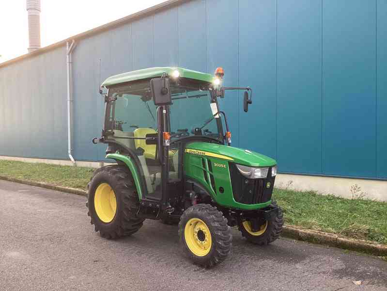 Traktor John Deere 3025E - foto 4