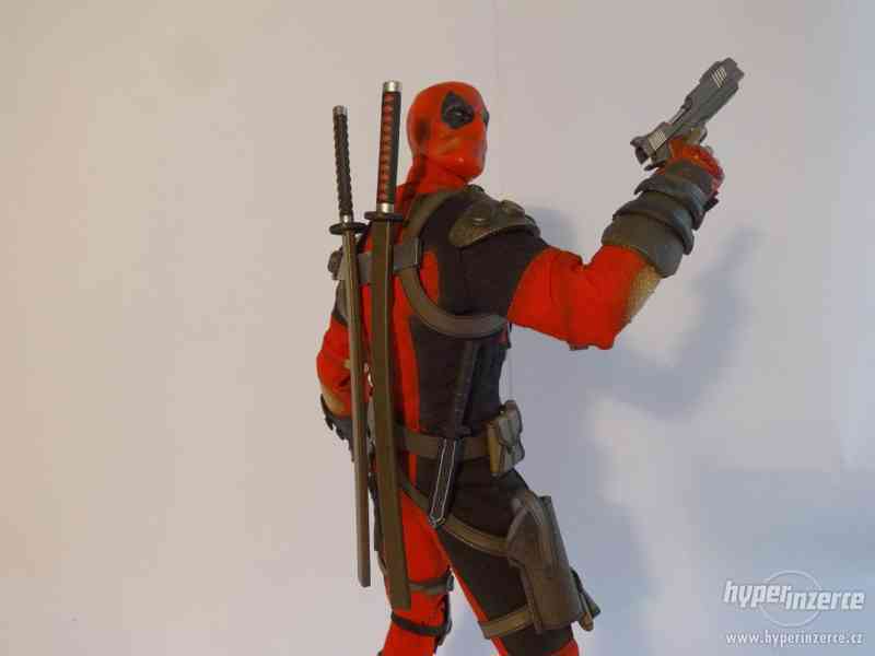 Figurky hot toys/sideshow collectibles spiderman a deadpool - foto 2