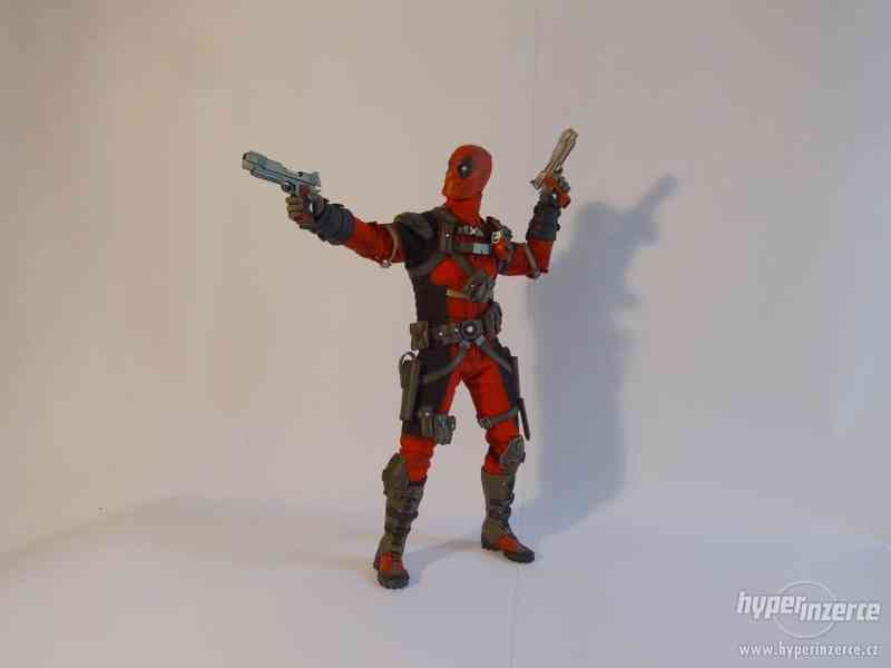 Figurky hot toys/sideshow collectibles spiderman a deadpool - foto 3