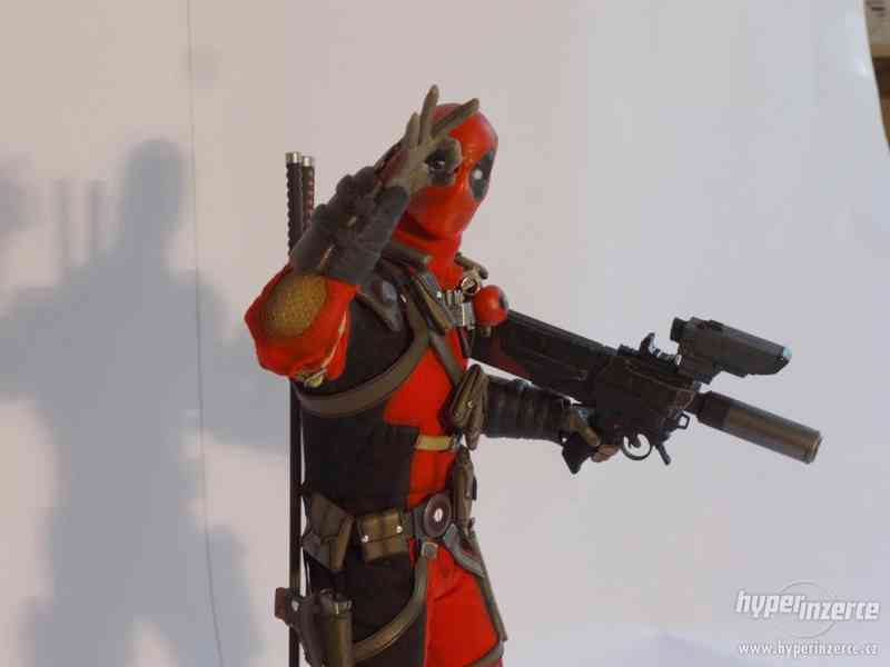 Figurky hot toys/sideshow collectibles spiderman a deadpool - foto 5