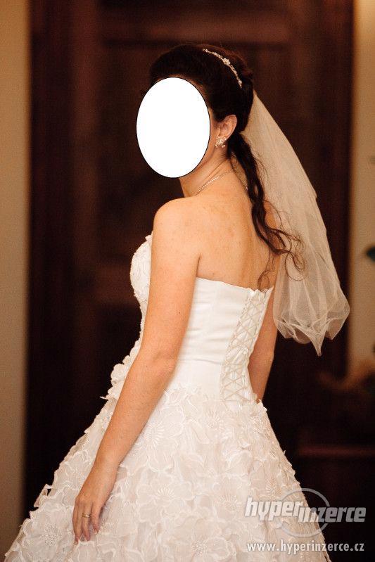 Jedinečné svatební šaty - foto 4