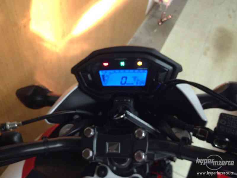 Zánovní Honda CB 500 F, najeto jen 800km, 9/2015!! - foto 4