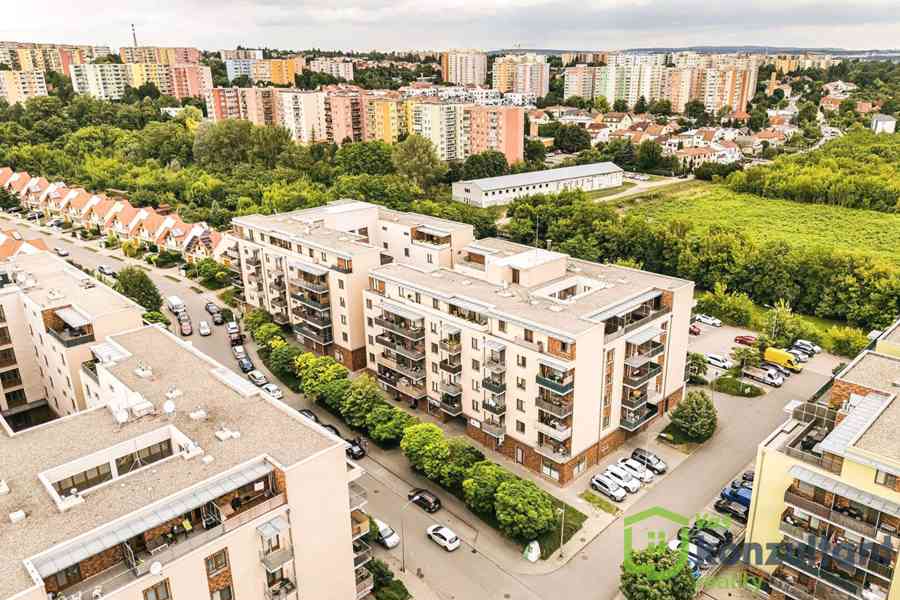 Prodám kryté garážové stání - Slavkov u Brna - foto 2