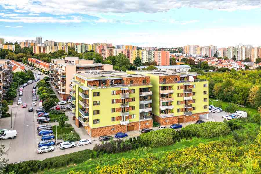 Prodám kryté garážové stání - Slavkov u Brna - foto 12