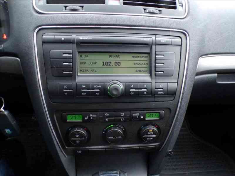 Škoda Octavia 1,6 FSI AUTOMAT,TAŽNÉ ZAŘ. - foto 7