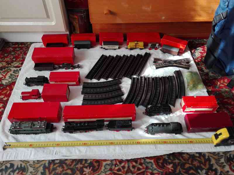 Kolekce lokomotiv, vagonů, bakelitových kolejích, krabičky - foto 1