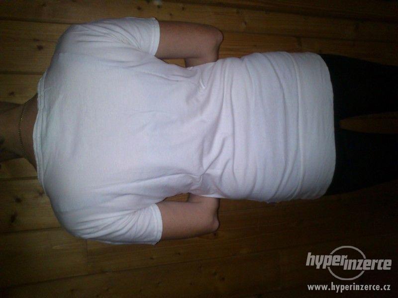 Bílé bavlněnné volnější tričko s barevnými čárami - foto 3