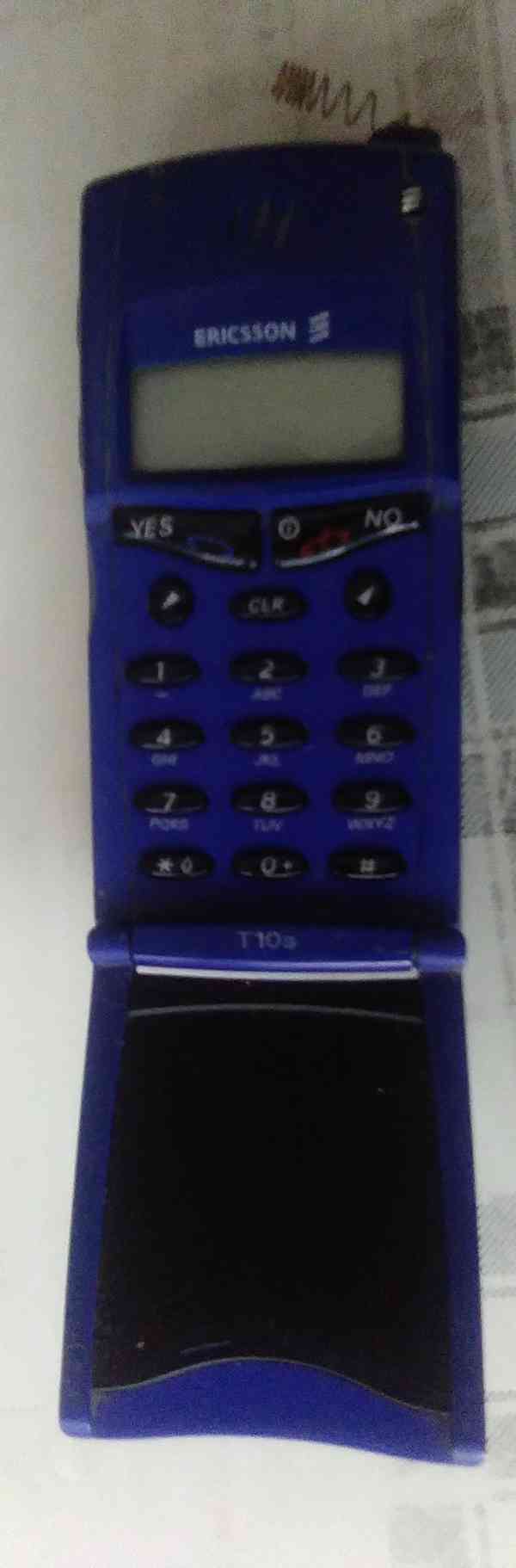 Staré mobilní telefony - foto 3