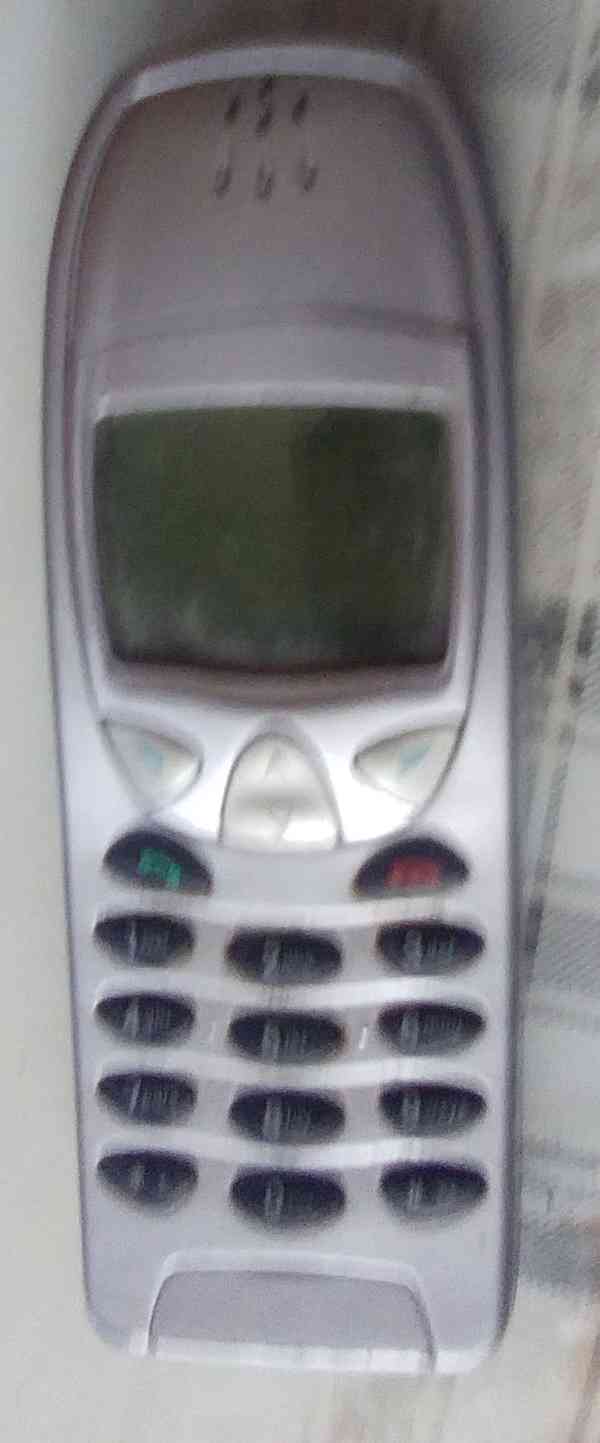 Staré mobilní telefony - foto 5