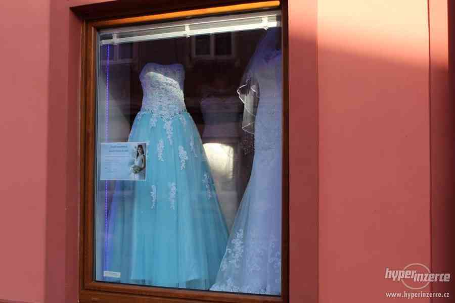 Výprodej obchodu - nové Společenské a Svatební šaty 100ks - foto 1