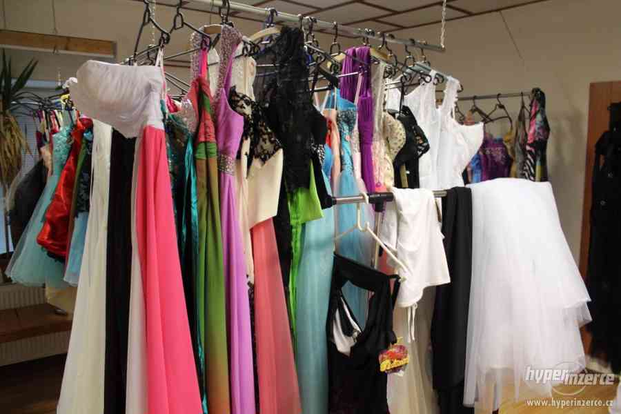 Výprodej obchodu - nové Společenské a Svatební šaty 100ks - foto 2