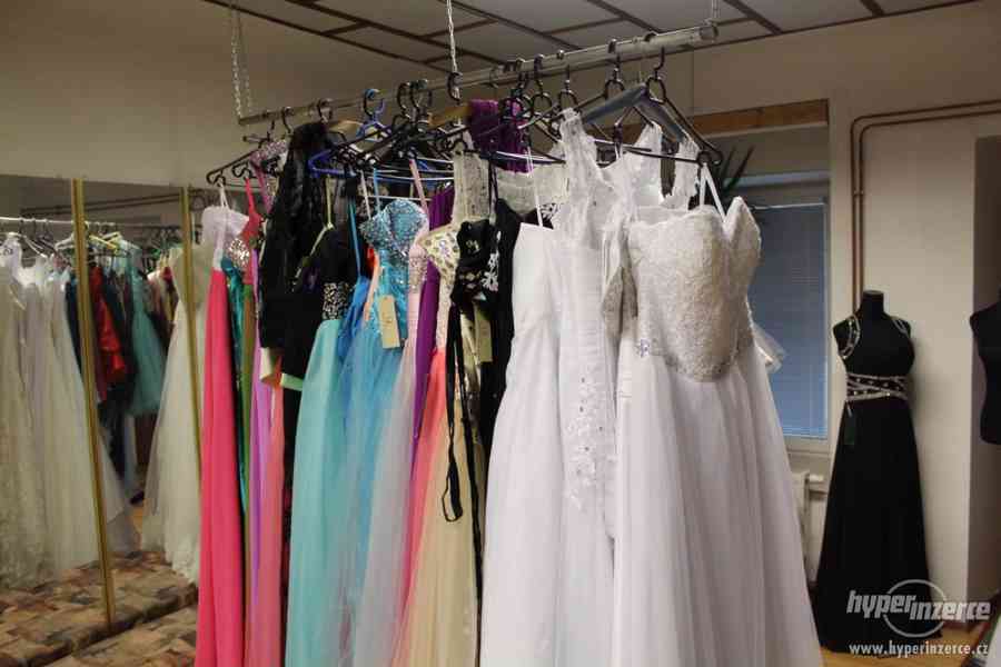 Výprodej obchodu - nové Společenské a Svatební šaty 100ks - foto 4