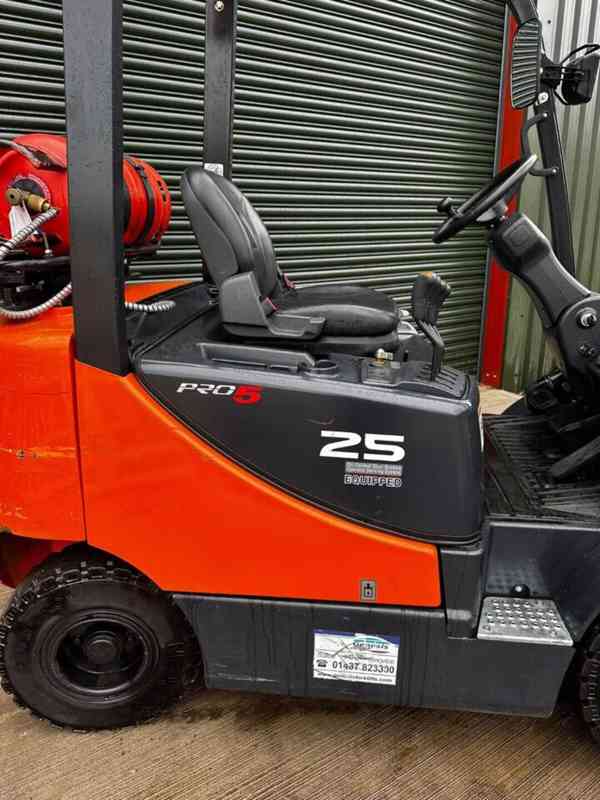 DOOSAN PRO5 25 rok 2016 2200hrs GAS 4,3m 2,5t FORKLIFT - foto 4