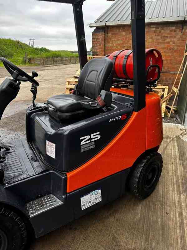 DOOSAN PRO5 25 rok 2016 2200hrs GAS 4,3m 2,5t FORKLIFT - foto 5