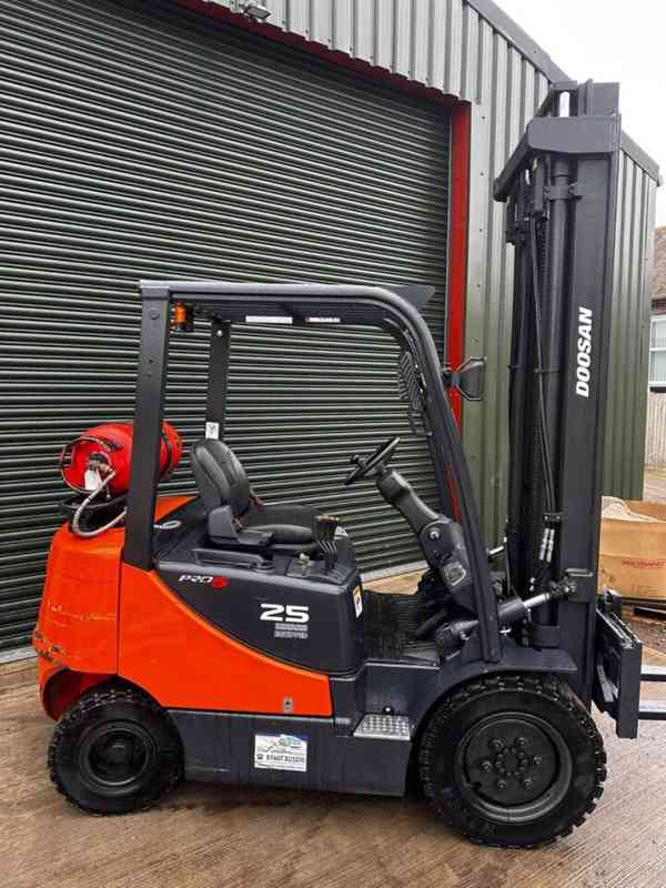 DOOSAN PRO5 25 rok 2016 2200hrs GAS 4,3m 2,5t FORKLIFT - foto 2