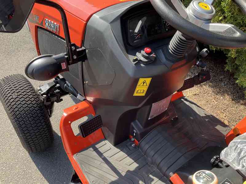 Traktor CRONA 2601 + zahradní gumy, nově - foto 3