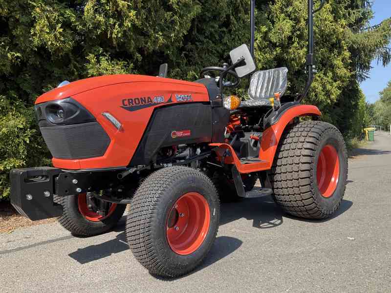Traktor CRONA 2601 + zahradní gumy, nově - foto 1