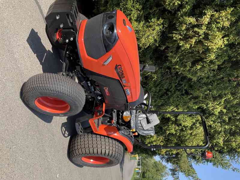 Traktor CRONA 2601 + zahradní gumy, nově - foto 2