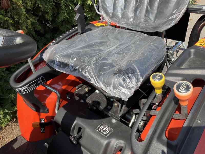 Traktor CRONA 2601 + zahradní gumy, nově - foto 6