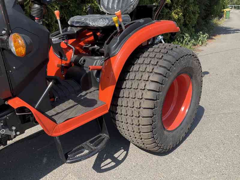 Traktor CRONA 2601 + zahradní gumy, nově - foto 4