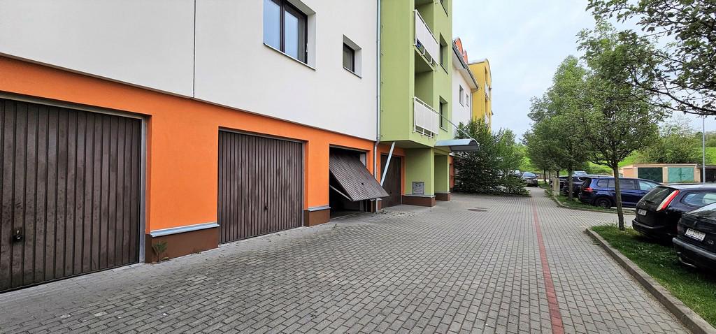 PRODEJ SAMOSTATNÉ GARÁŽE V BYTOVÉM DOMĚ, STŘELICE U BRNA 