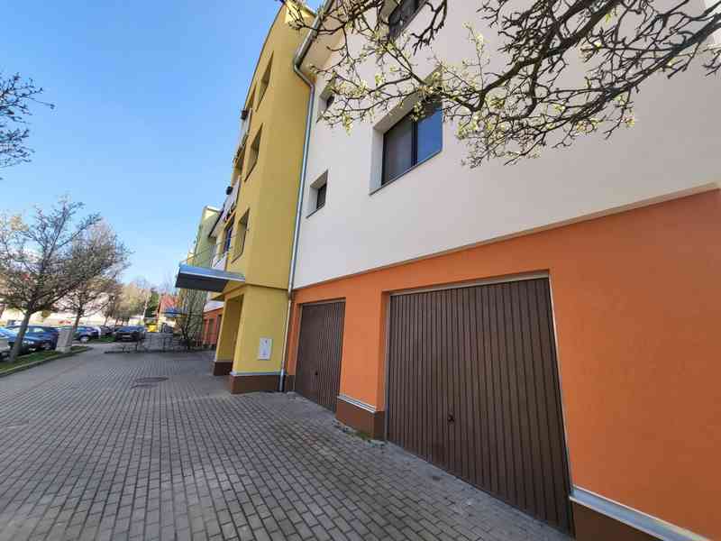 PRODEJ SAMOSTATNÉ GARÁŽE V BYTOVÉM DOMĚ, STŘELICE U BRNA  - foto 7