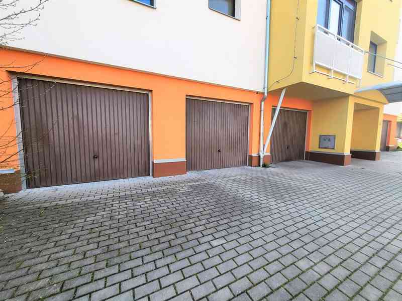 PRODEJ SAMOSTATNÉ GARÁŽE V BYTOVÉM DOMĚ, STŘELICE U BRNA  - foto 2