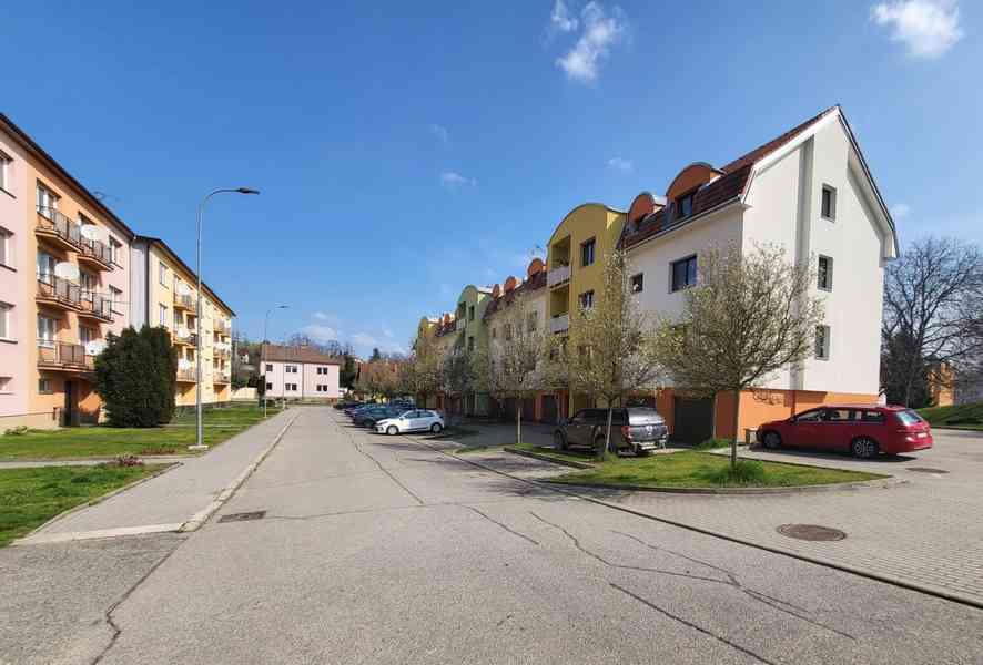 PRODEJ SAMOSTATNÉ GARÁŽE V BYTOVÉM DOMĚ, STŘELICE U BRNA  - foto 8