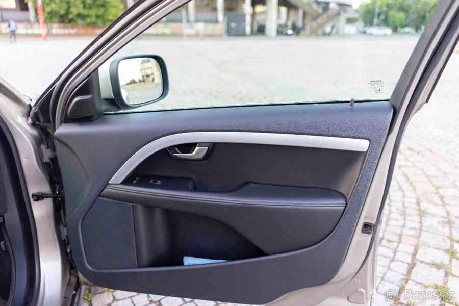 Volvo XC70 2,4 D5 2013, 4x4 – Výborný stav - foto 11