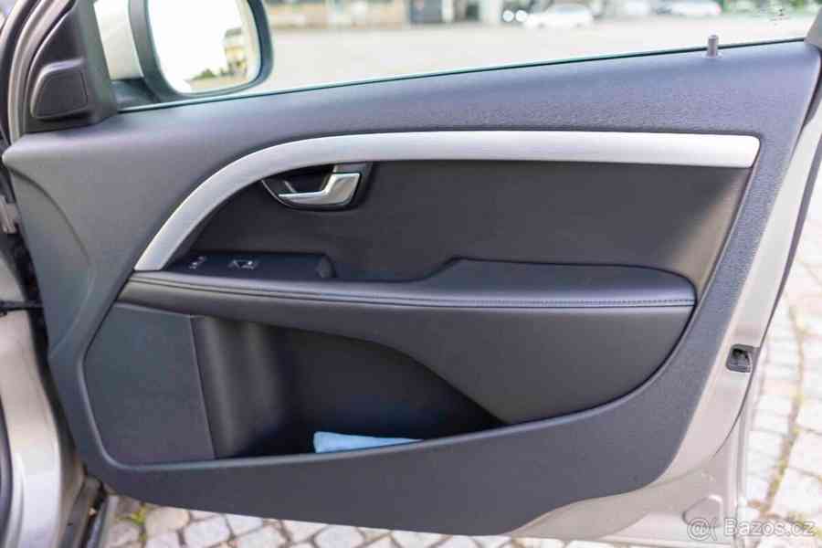 Volvo XC70 2,4 D5 2013, 4x4 – Výborný stav - foto 12