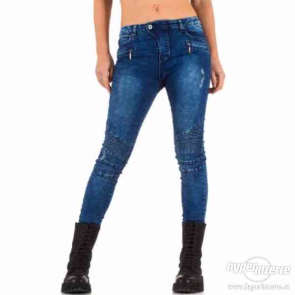 Moderní strečové džíny. - foto 3