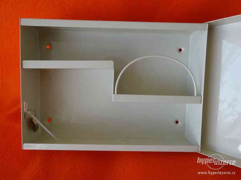 Nástěnná kovová lékárnička 28,5 x 20,5 cm - foto 6