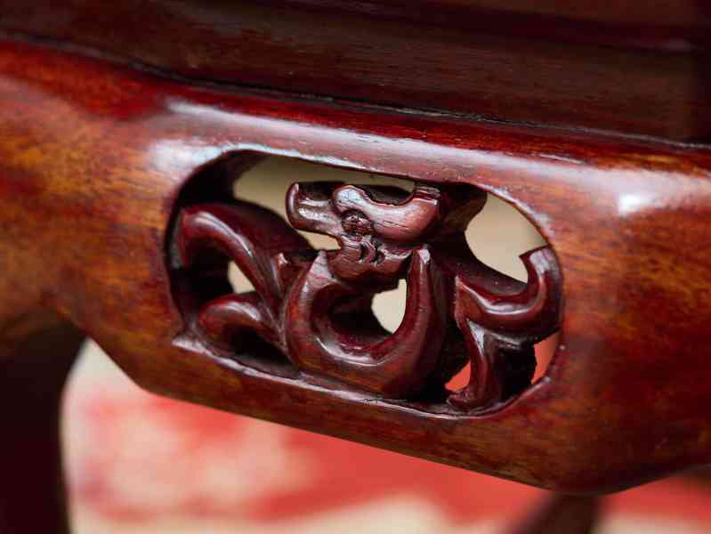 Čínské vyřezávané stolky – pár - foto 9